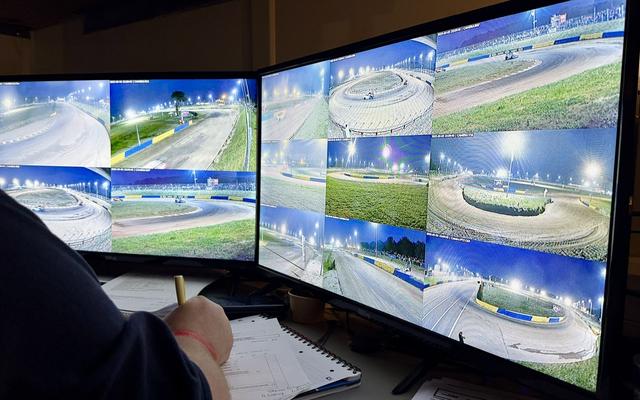 Opérateur vidéo EBOO en surveillance de nuit sur une mosaïque de caméras